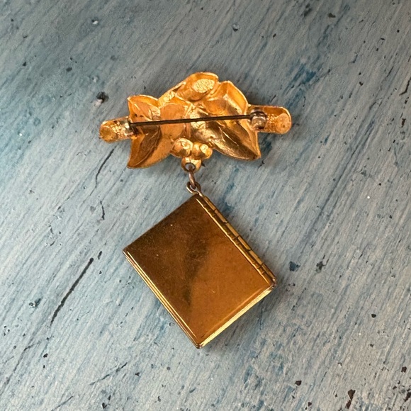 Vintage gold pin with locket for two pictures and flowers on front - Picture 7 of 10